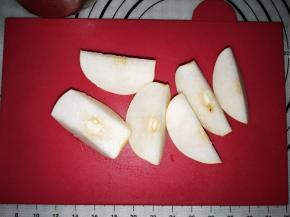 梨子清洗干净，切块去心。