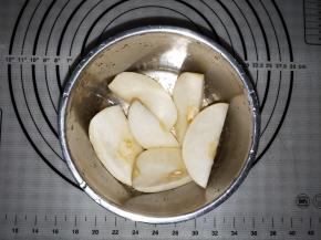 放入炖盅，注入清水约4碗水