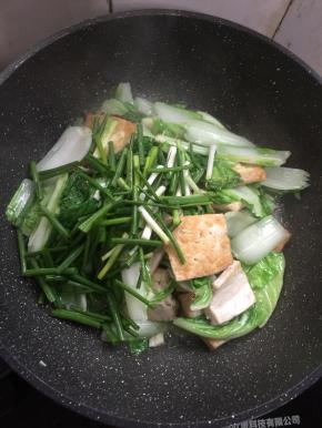 放入小葱翻炒均匀。