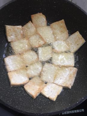 煎制两面微黄即可。