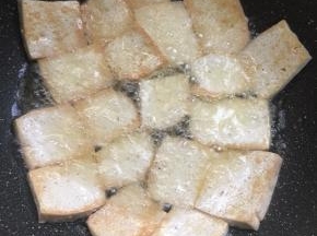 煎制两面微黄即可。