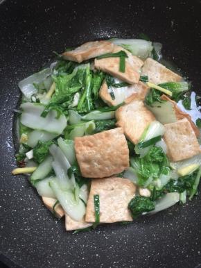 起锅前加入一勺鸡精调味即可。