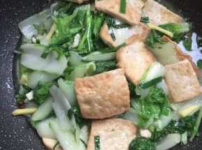起锅前加入一勺鸡精调味即可。