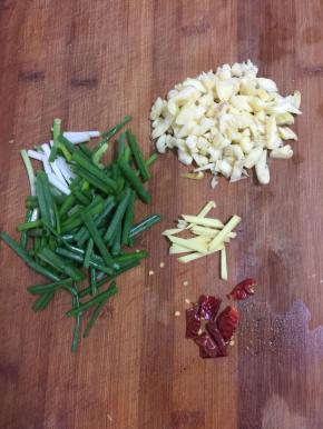 蒜瓣剁碎，生姜削皮切成丝，干辣椒切成段，小葱切成段备用。
