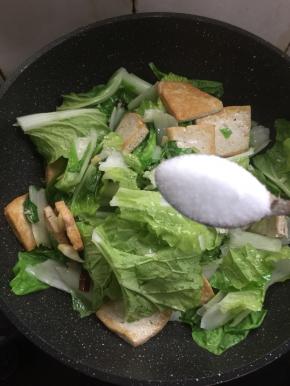 加入一勺盐翻炒均匀。