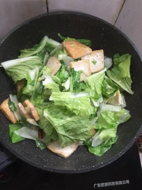 加入奶白菜翻炒片刻。