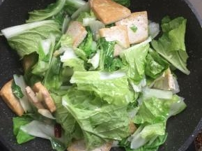加入奶白菜翻炒片刻。