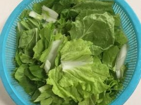 奶白菜洗净，沥干水分，切成段儿备用。