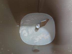 将水称量好放入酵母