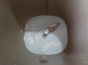 将水称量好放入酵母