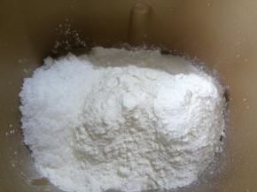 放入高粉，糖和盐，注意要对角放