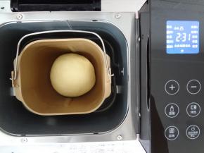 取出面团稍微整理成光滑的面团，取出搅拌叶放入面团