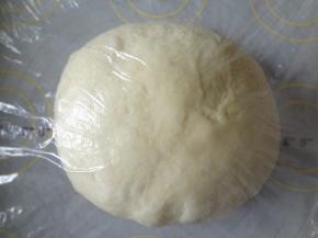 取出面团排气盖上保鲜膜松弛25分钟