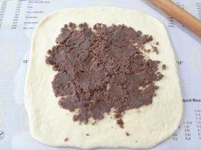 中间部分抹上芝麻豆沙酱，上下左右折叠起来