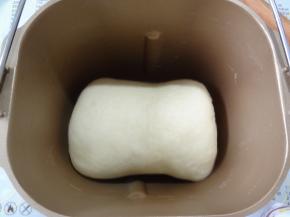 折叠好后放入面包机桶内开始发酵3的程序开始二发