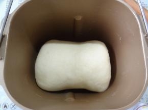 折叠好后放入面包机桶内开始发酵3的程序开始二发