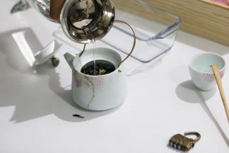 用开水泡一壶蝶豆花，颜色深蓝为佳，用来调制神色浅色两层