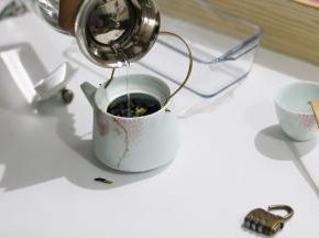用开水泡一壶蝶豆花，颜色深蓝为佳，用来调制神色浅色两层