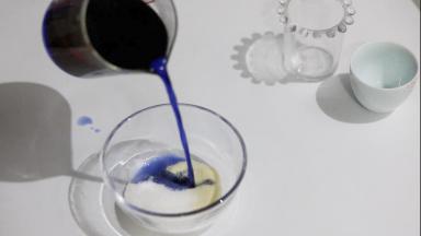 制作第一层，碗中加入细砂糖、吉利丁粉，糖可根据自己的口味调整，倒入200ml深蝶豆花开水，搅拌至吉利丁粉完全融化