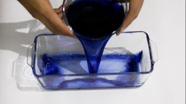 将深蝶豆花溶液倒入模具中，放冰箱冷藏约1小时，观察，凝固成果冻可以制作第二层