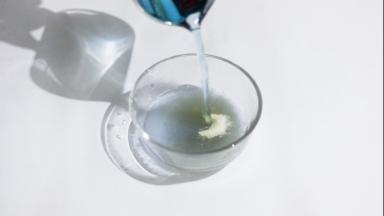 制作第二层，碗中加入一点深色蝶豆花水、细砂糖、吉利丁粉，倒入200ml深蝶豆花开水，搅拌至吉利丁粉完全融化，冷却至室温