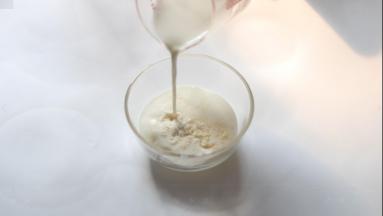 制作第三层，碗中加入细砂糖、吉利丁粉，煮开的牛奶，搅拌至吉利丁粉完全融化，冷却至室温