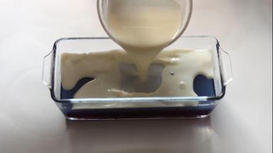 轻轻将倒入模具中，放冰箱冷藏约30分钟