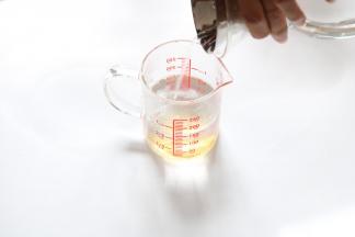 制作最后一层豆沙层，先将吉利丁粉和开水搅拌完全融化