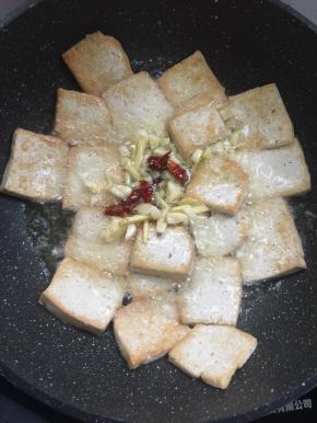 放入花椒，蒜瓣，生姜，干辣椒爆香。