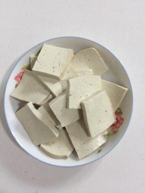 准备老豆腐一块切成小块儿备用。