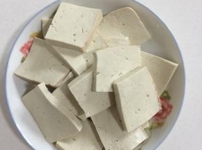 准备老豆腐一块切成小块儿备用。