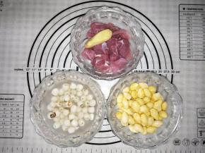 腱子肉切片，莲子提前浸泡1小时或浸泡过夜，白果清洗干净