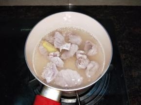 水煮开放入瘦肉，加入一片姜一勺盐，瘦肉变色即可