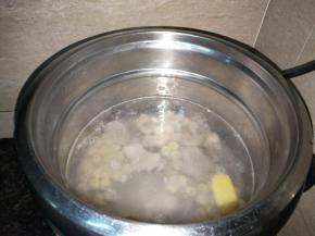 电锅放入适量的清水，放入瘦肉和莲子煲1小时【如果您买的是生白果仁就一起放进去煲1个半小时】