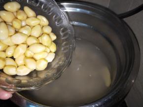 放入白果仁再煲30分钟即可【这种白果仁已经是熟的可煮汤，炒菜】