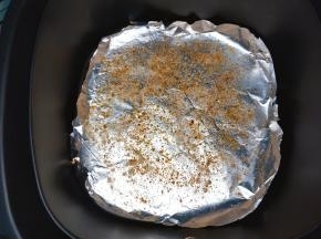 锡纸先抹一层油，均匀撒上适量的香料