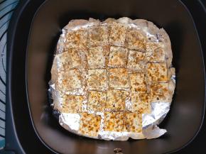 摆入豆腐干，表面刷一层油，再撒上一层调味料