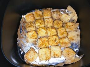 空气炸锅200℃预热5分钟，先烤6分钟取出翻面再烤6分钟时间参考12-15分钟