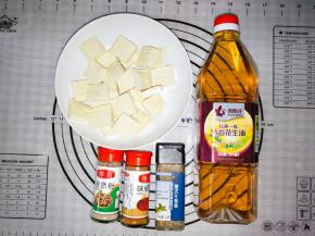 准备调味料:椒盐粉，孜然粉，和香草碎，花生油