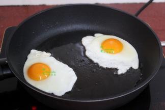 热锅，倒入少许橄榄油，打入鸡蛋，中小火煎八成熟，关火，撒上点胡椒粉，鸡蛋就煎好了。我孩子喜欢吃胡椒味，如果不喜欢吃胡椒可以省略。