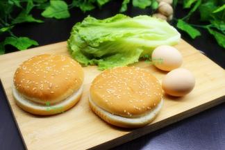 食材：汉堡胚、鸡蛋、生菜、沙拉、油、胡椒粉。其中汉堡胚是自己前一天晚上用烤箱烤好之后放凉保存第二天早上。如果自己不会做汉堡胚的，可以购买。