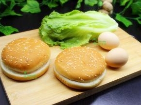 食材：汉堡胚、鸡蛋、生菜、沙拉、油、胡椒粉。其中汉堡胚是自己前一天晚上用烤箱烤好之后放凉保存第二天早上。如果自己不会做汉堡胚的，可以购买。