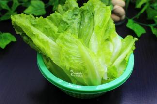 生菜洗净，沥干水，挑选生菜的时候有选择有机新鲜嫩的，这样的口感好，也营养。