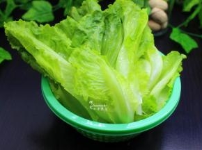 生菜洗净，沥干水，挑选生菜的时候有选择有机新鲜嫩的，这样的口感好，也营养。