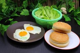 鸡蛋煎好、生菜也洗净干净了，汉堡胚也有，这个时候可以让孩子自己动手做了。