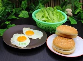 鸡蛋煎好、生菜也洗净干净了，汉堡胚也有，这个时候可以让孩子自己动手做了。