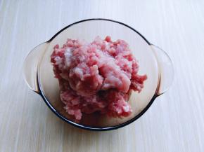 里脊肉洗干净，放入料理机中搅成肉糜。