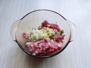加入切碎的葱姜蒜。