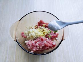 再加入食用盐。（量根据个人口味放）