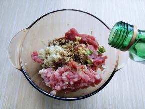 加入料酒（白酒也可以）主要去肉腥！